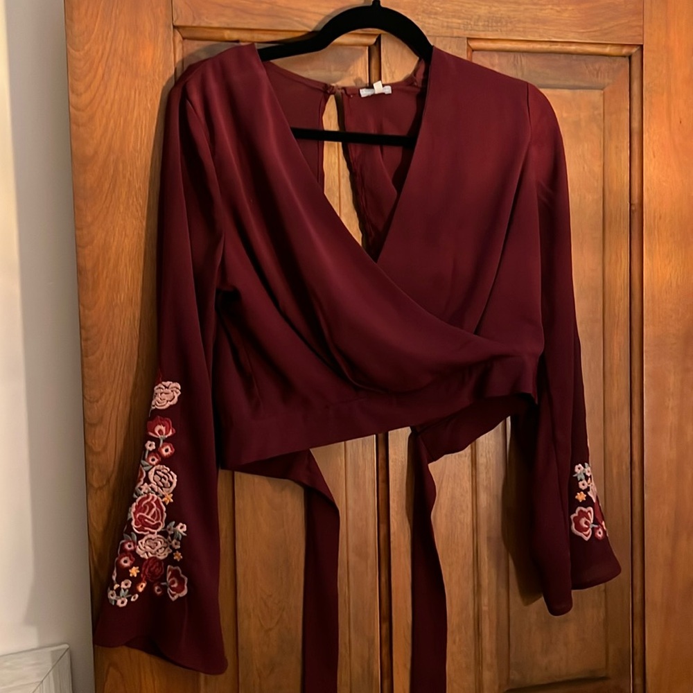 Burgundy cropped wrap blouse w tied open back & floral bell sleeves